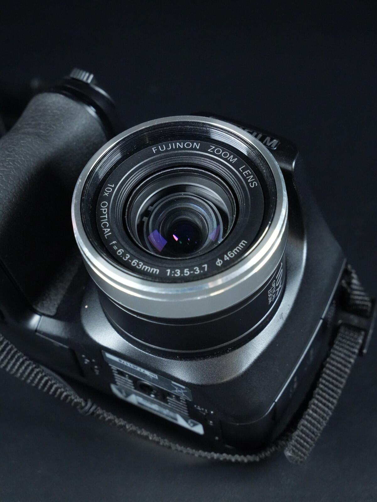 Fujifilm FinePix S5700 7.1MP Digital Bridge Camera 10x Zoom + 32MB Card Working