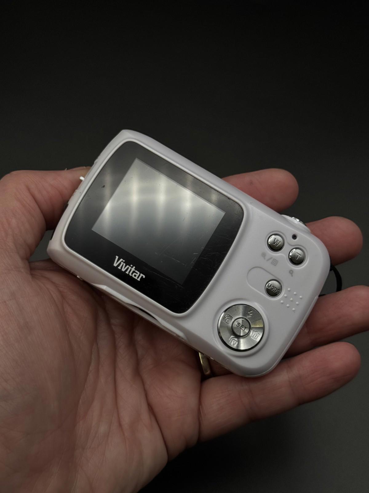 Vivitar Vivicam 7122 Digital Camera 7.1 MP + Batteries Tested and Fully Working