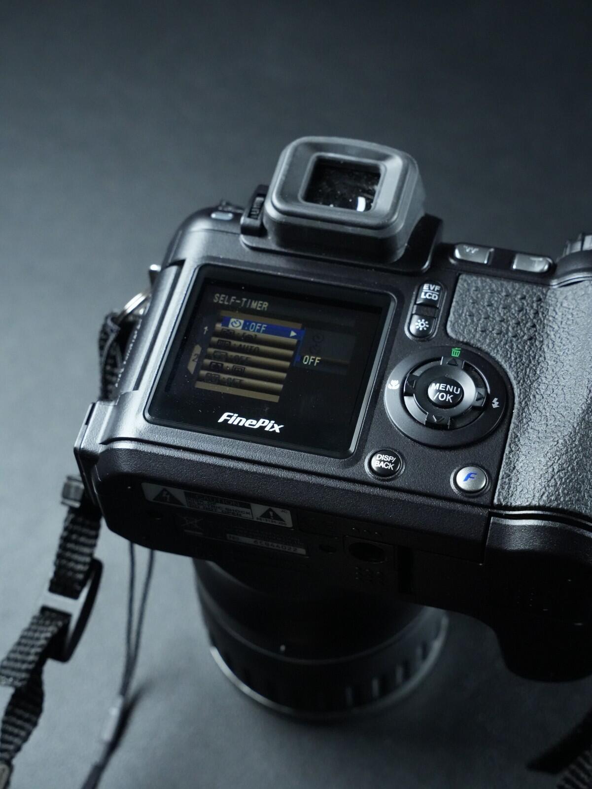 Fujifilm FinePix S5600 Digital Bridge Zoom Camera 5.1MP & Lowepro Case - Working