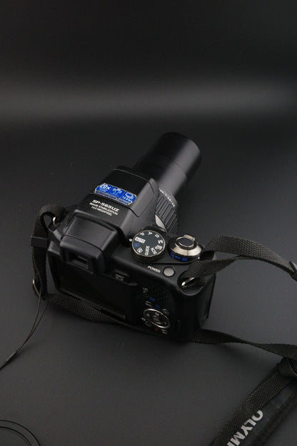 Olympus SP-565UZ 10MP CCD 20x Zoom Digital Camera + Batteries Tested & Working