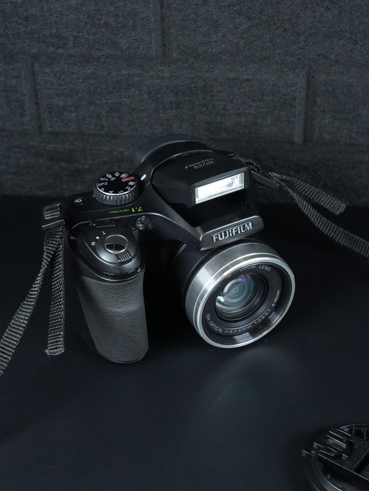 Fujifilm FinePix S5700 7.1MP Digital Bridge Camera 10x Zoom + 32MB Card Working