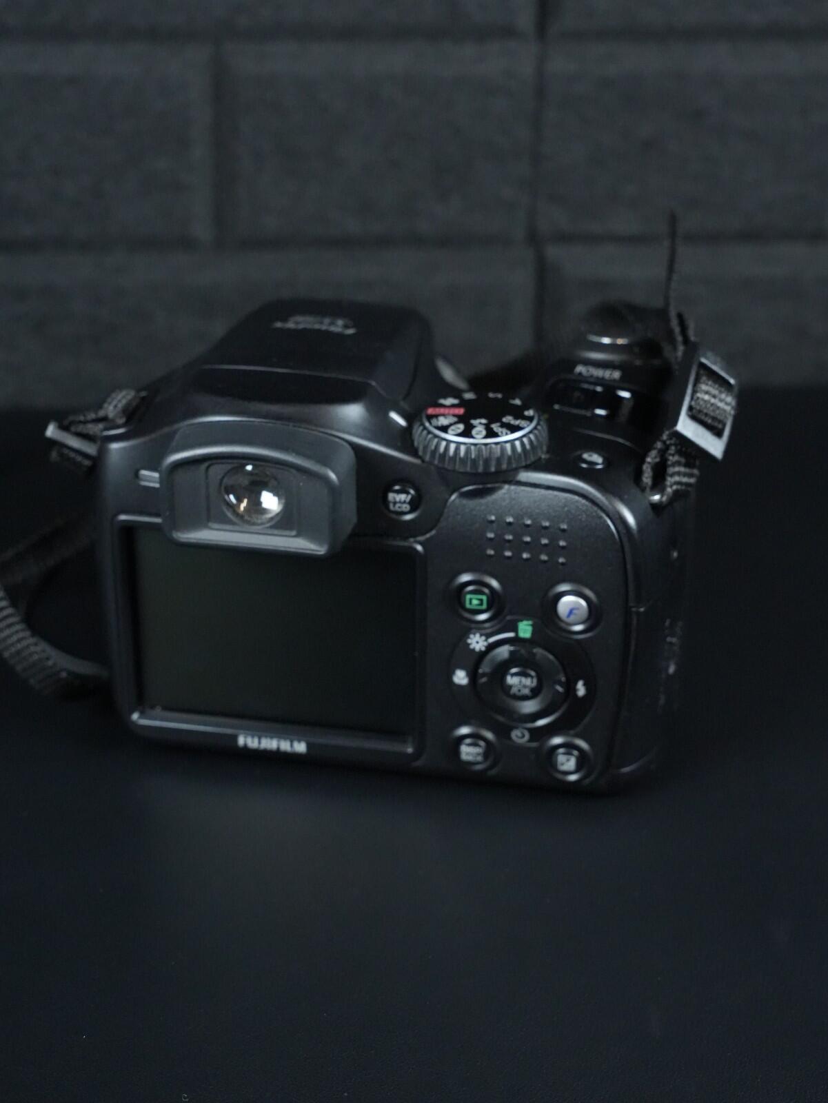 Fujifilm FinePix S5700 7.1MP Digital Bridge Camera 10x Zoom + 32MB Card Working