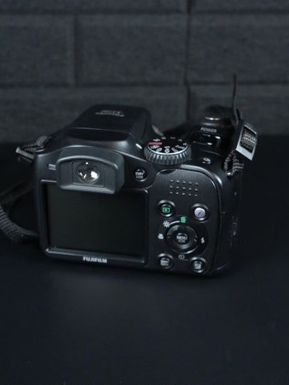 Fujifilm FinePix S5700 7.1MP Digital Bridge Camera 10x Zoom + 32MB Card Working