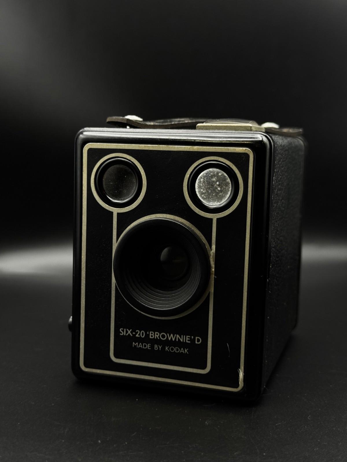 Working Kodak Brownie Six-20 Model D Vintage Film Camera with Case