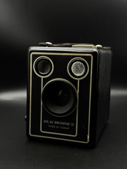 Working Kodak Brownie Six-20 Model D Vintage Film Camera with Case