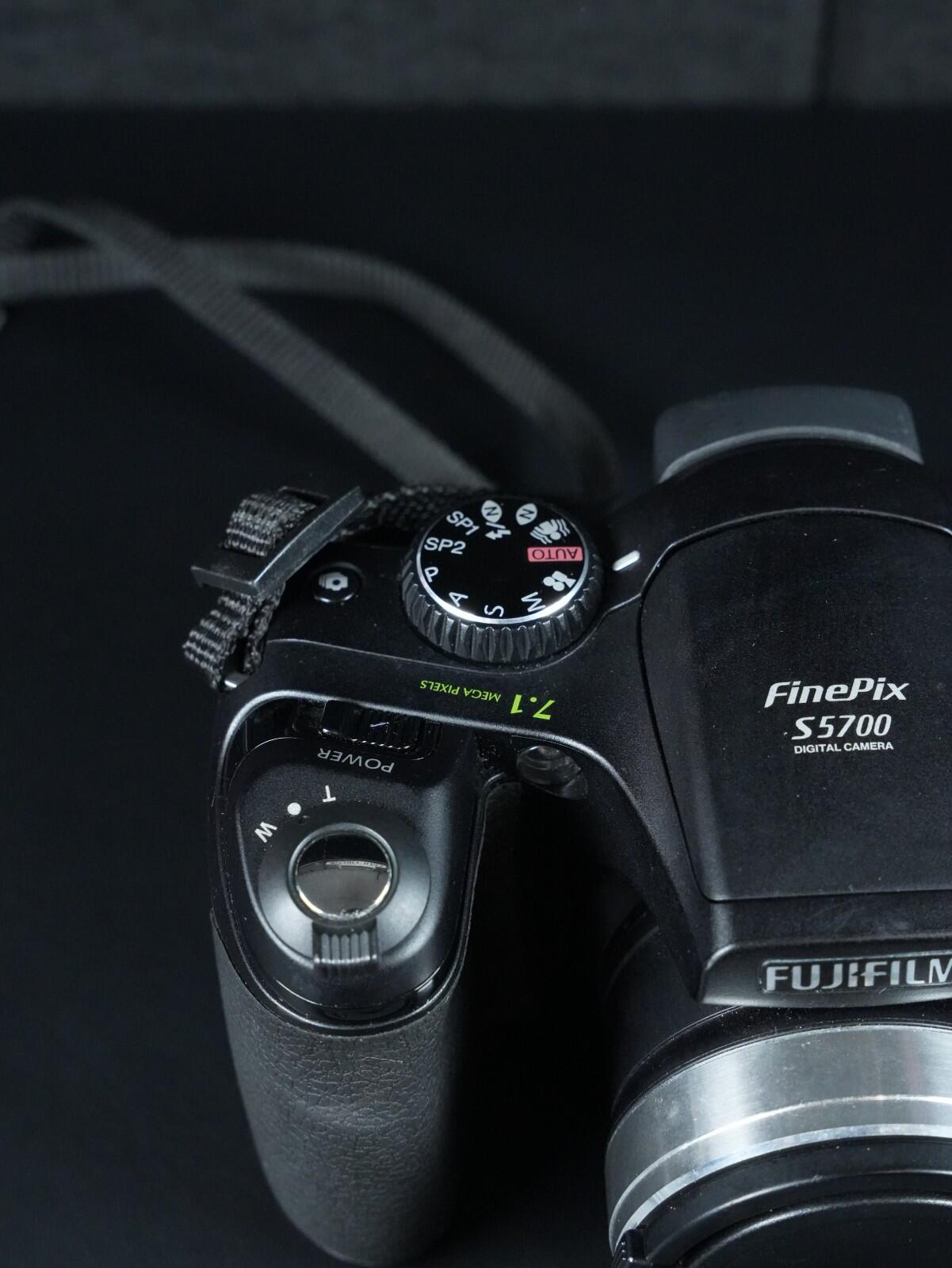 Fujifilm FinePix S5700 7.1MP Digital Bridge Camera 10x Zoom + 32MB Card Working