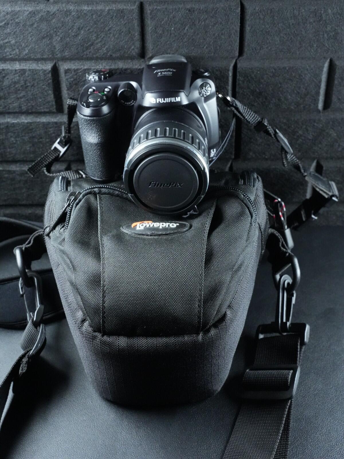 Fujifilm FinePix S5600 Digital Bridge Zoom Camera 5.1MP & Lowepro Case - Working