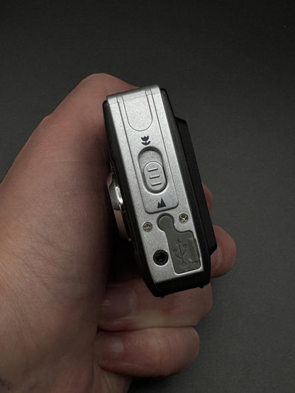 Vivitar Vivicam 3188 3.1MP Compact Digital Camera + Batteries - Boxed & Working