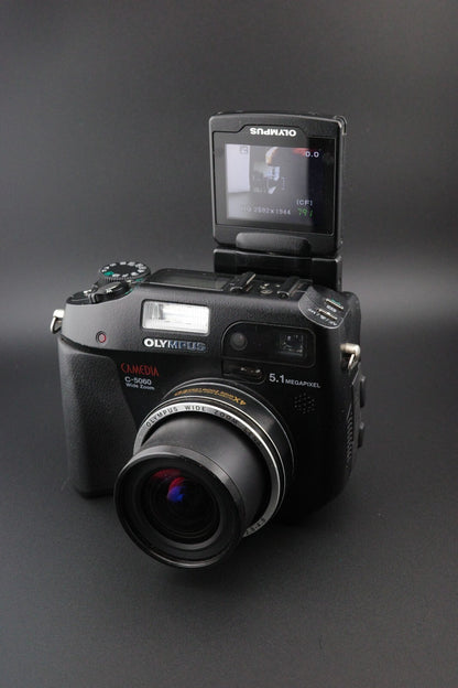 Olympus C-5060 Wide Zoom 5.1MP Digital Camera, 1GB Lexar CF Card & Bag - Working