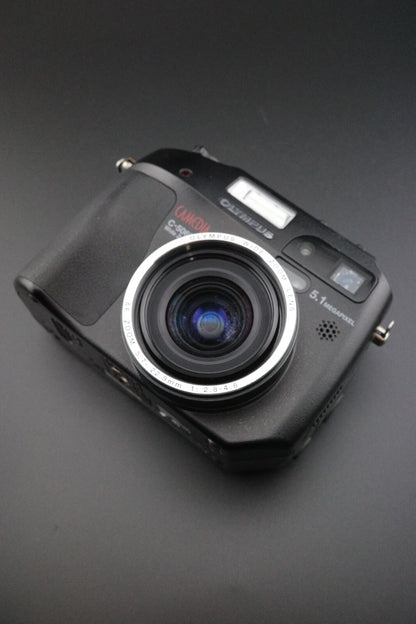 Olympus Camedia C-5060 5.1MP Digital Camera + 1GB XD Card, New Battery & Case