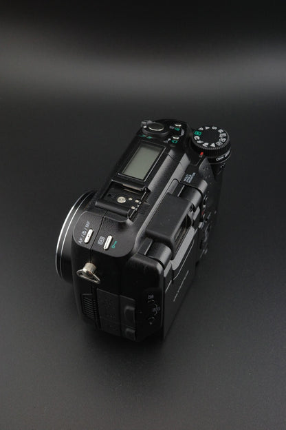 Olympus Camedia C-5060 5.1MP Digital Camera + 1GB Card & New Battery - Working
