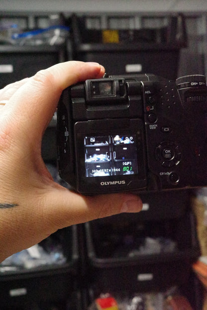 Olympus Camedia C-5060 5.1MP Digital Camera + 1GB Card & New Battery - Working