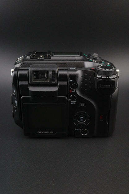 Olympus Camedia C-5060 5.1MP Digital Camera + 1GB XD Card, New Battery & Case