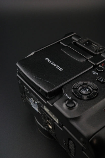 Olympus Camedia C-5060 5.1MP Digital Camera + 1GB XD Card, New Battery & Case