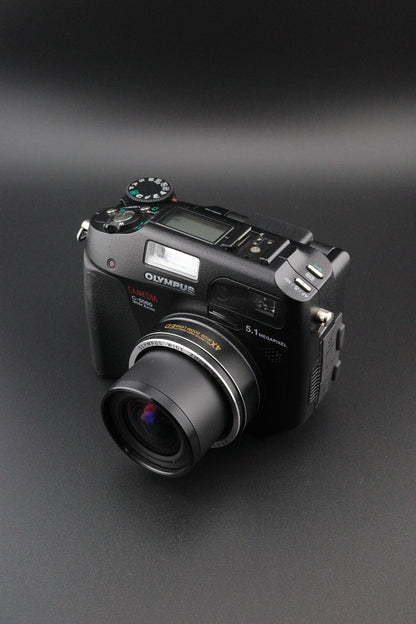Olympus Camedia C-5060 5.1MP Digital Camera + 1GB XD Card, New Battery & Case