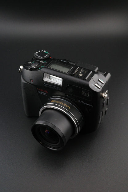 Olympus Camedia C-5060 5.1MP Digital Camera + 1GB XD Card, New Battery & Case