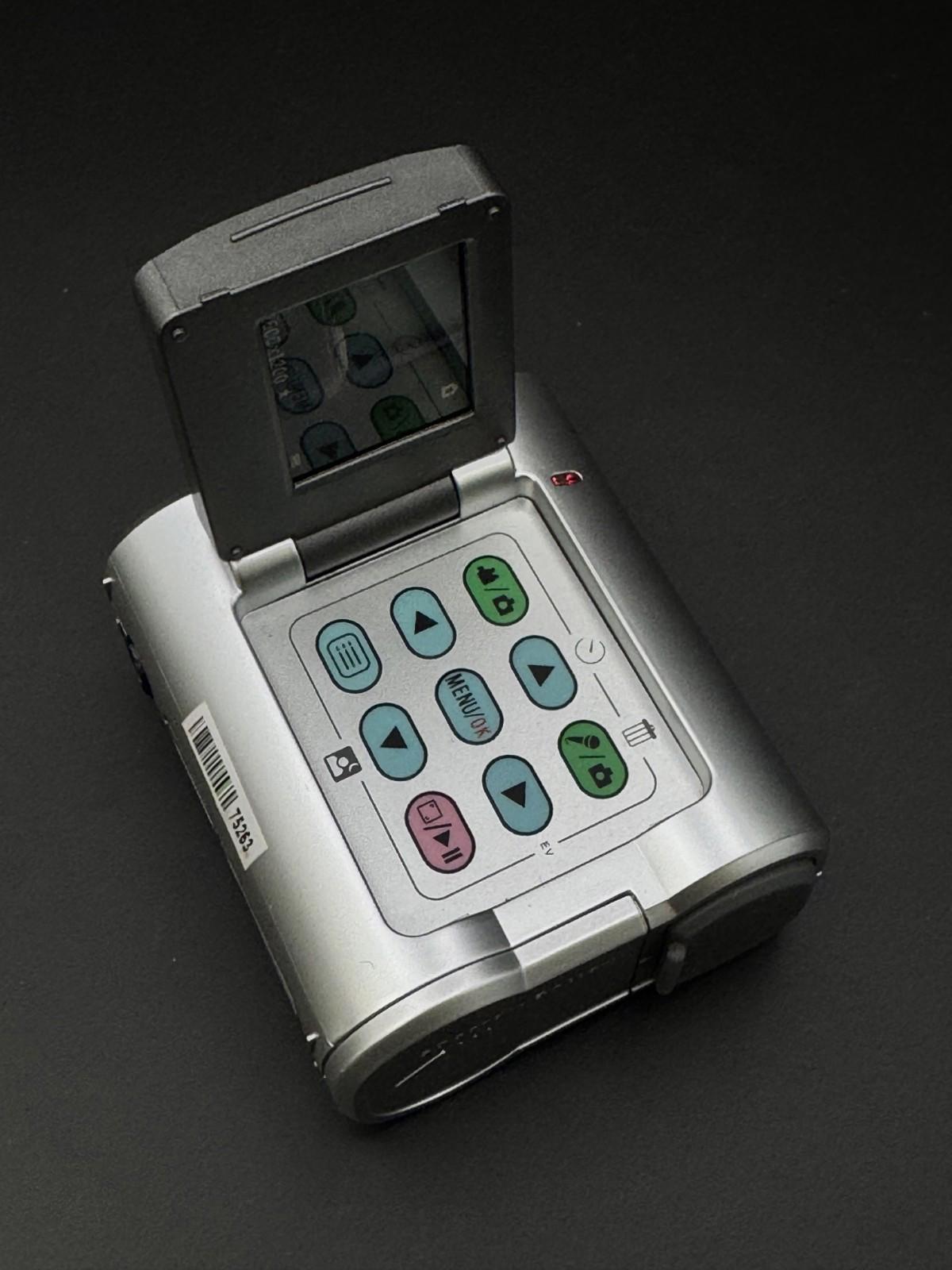 Boxded & Working Digigr8 DV182 Silver Compact Digital Video Camera + Batteries