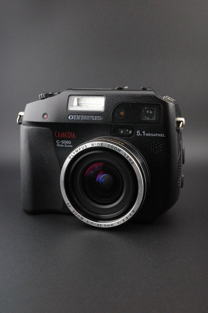 Olympus C-5060 Wide Zoom 5.1MP Digital Camera, 1GB Lexar CF Card & Bag - Working
