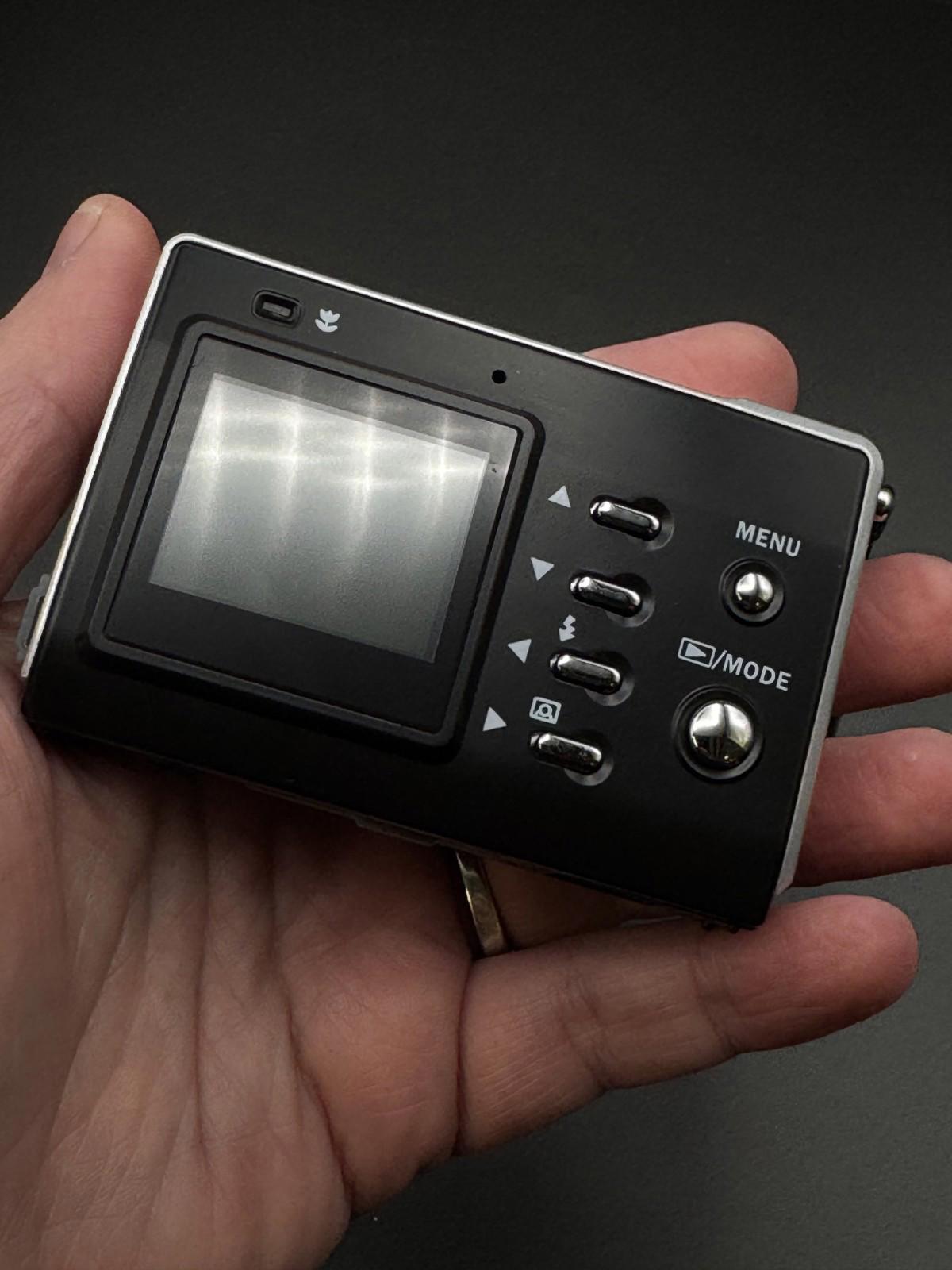 Fully Working Vivitar 3.1 Mega Pixels Compact Digital Camera + Case & Batteries