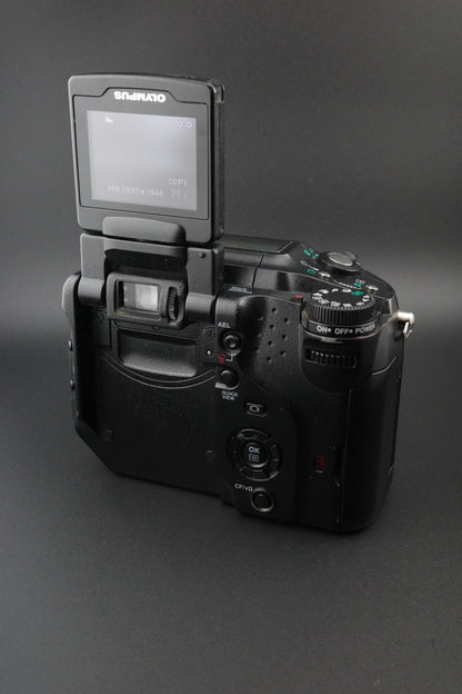 Olympus C-5060 Wide Zoom 5.1MP Digital Camera, 1GB Lexar CF Card & Bag - Working