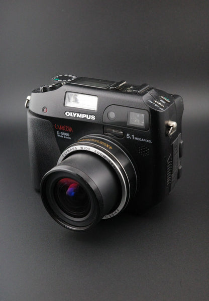 Olympus C-5060 Wide Zoom 5.1MP Digital Camera, 1GB Lexar CF Card & Bag - Working
