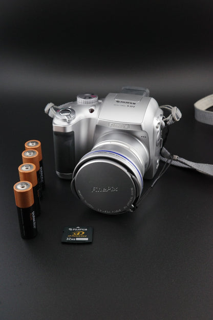 Fujifilm Finepix S304 3.2mp Digital Zoom Camera + XD Card & Batteries - Working