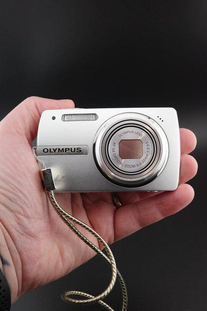 Olympus Mju 820 8MP CCD Digital Camera + New Battery and Case Tested & Working