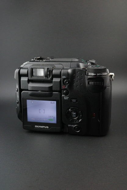 Olympus C-5060 Wide Zoom 5.1MP Camera + 512MB CF Card, New Battery and Bag