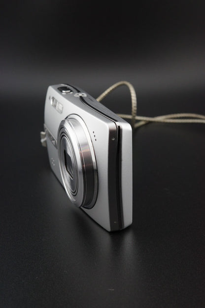 Olympus Mju 820 8MP CCD Digital Camera + New Battery and Case Tested & Working