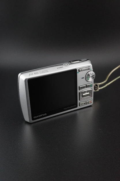 Olympus Mju 820 8MP CCD Digital Camera + New Battery and Case Tested & Working