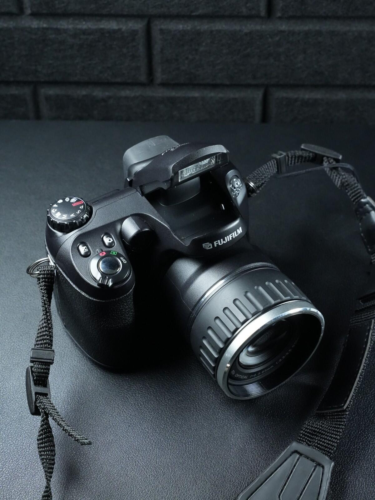 Fujifilm FinePix S5600 Digital Bridge Zoom Camera 5.1MP & Lowepro Case - Working
