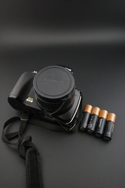 Olympus SP-565UZ 10MP CCD 20x Zoom Digital Camera + Batteries Tested & Working