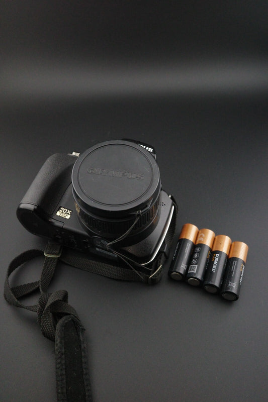 Olympus SP-565UZ 10MP CCD 20x Zoom Digital Camera + Batteries Tested & Working