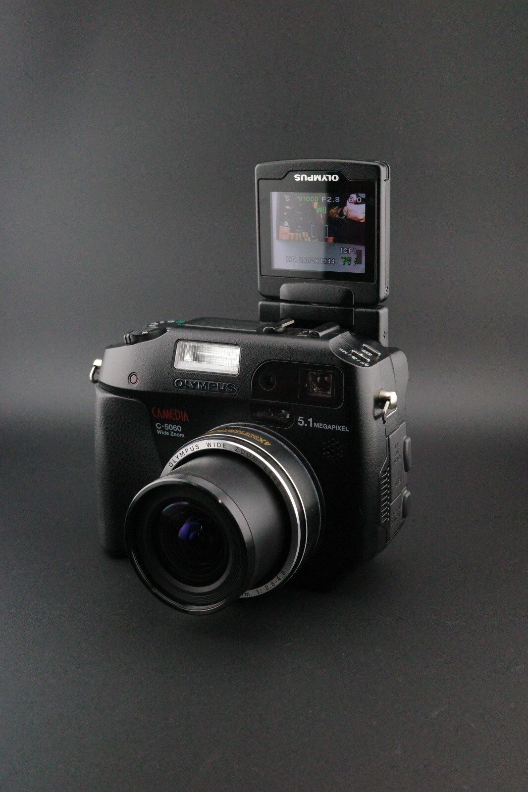 Olympus CAMEDIA C-5060 Retro 5.1MP Flip Screen Digital Camera + Card - Working