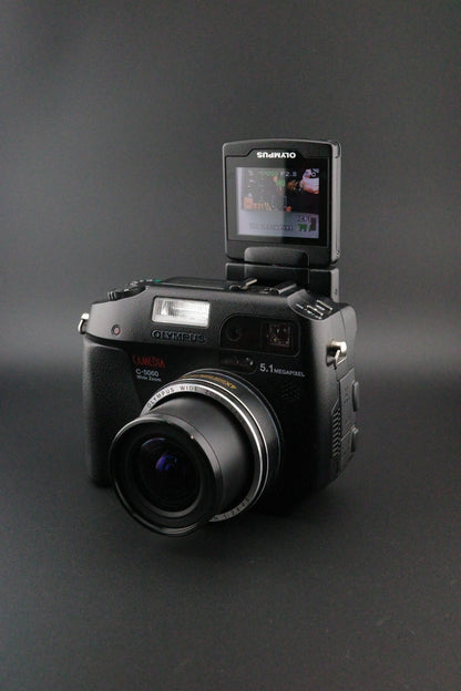Olympus CAMEDIA C-5060 Retro 5.1MP Flip Screen Digital Camera + Card - Working
