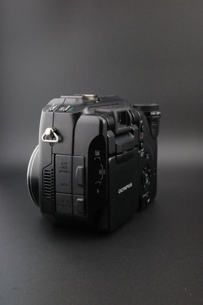 Olympus C-5060 Wide Zoom 5.1MP Camera + 512MB CF Card, New Battery and Bag