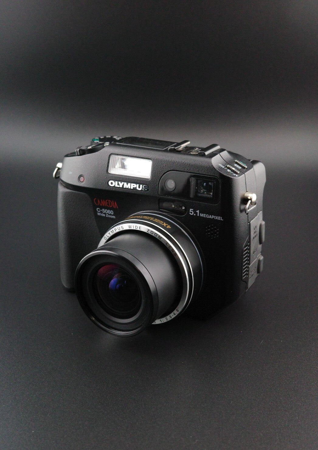 Olympus Camedia C-5060 Digital Camera 5.1MP + Card, Battery + Charger - Working