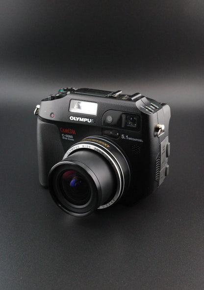 Olympus Camedia C-5060 Digital Camera 5.1MP + Card, Battery + Charger - Working