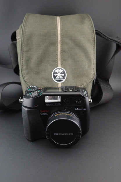 Olympus Digital Camera C-5060 Wide Zoom Flip Screen 5.1MP, Battery, Card & Bag