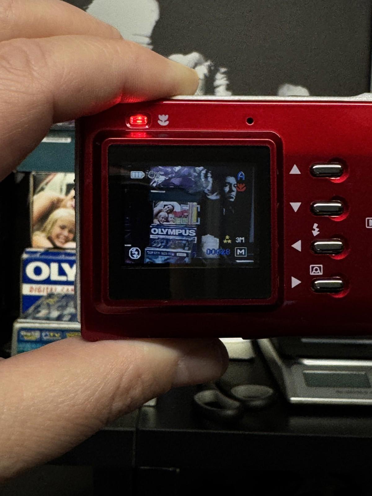 Vivitar Vivicam 3188 Red Digital Camera 3.1MP - Box, Case + Batteries - Working