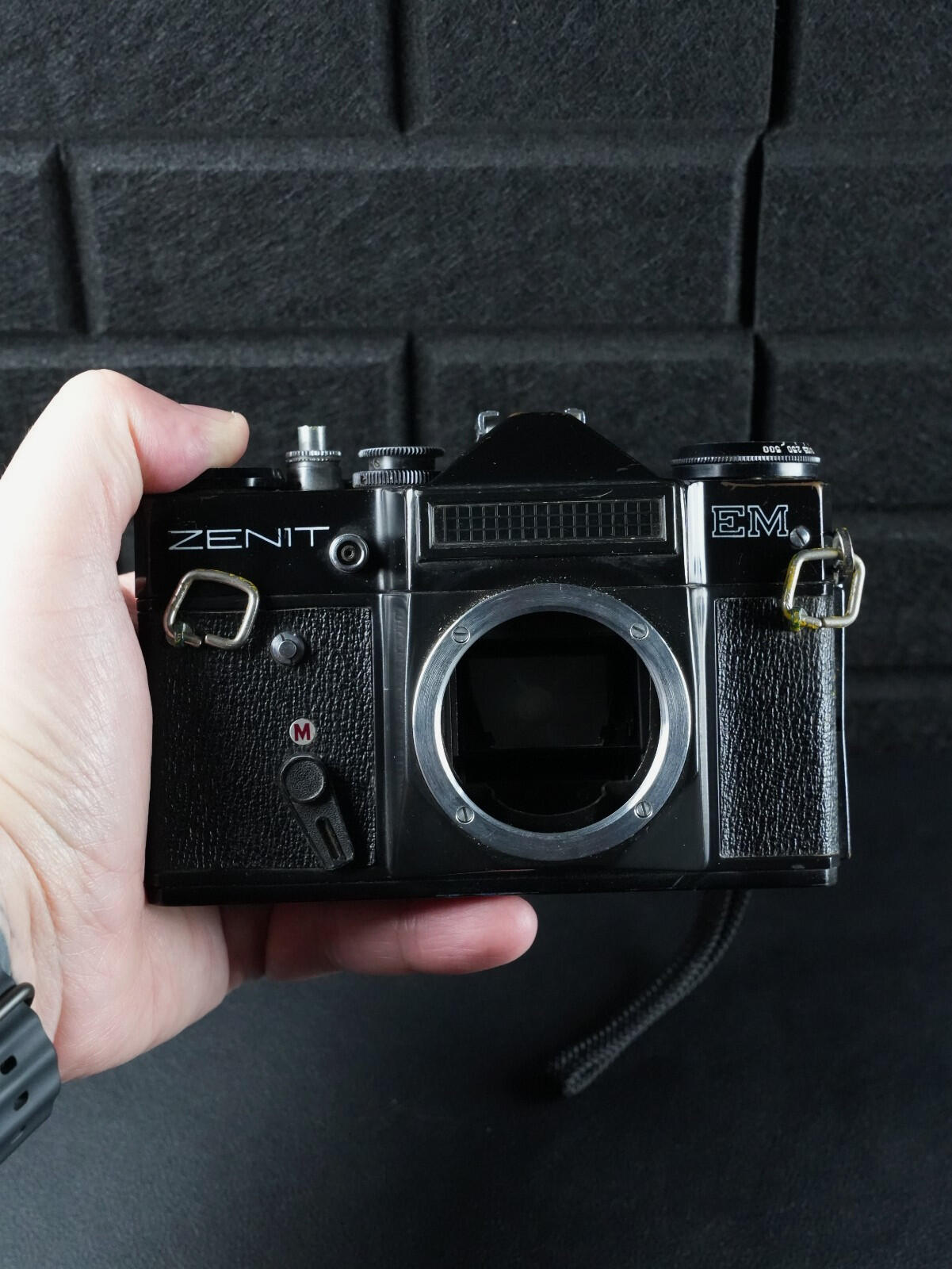 Zenit EM Vintage 35mm SLR Film Camera Body Only - Faulty Light Meter (Z550)