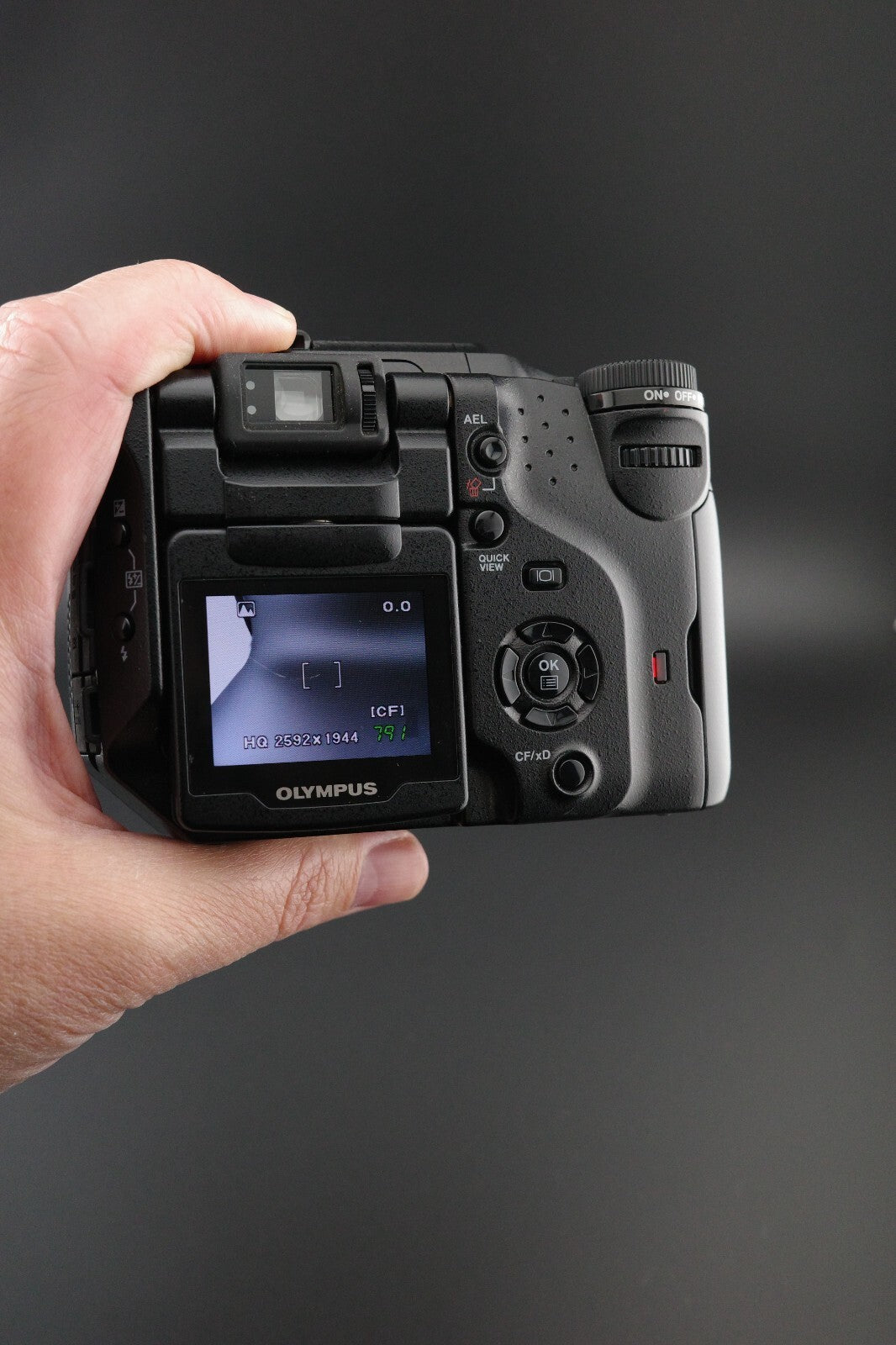 Olympus Digital Camera C-5060 Wide Zoom Flip Screen 5.1MP, Battery, Card & Bag