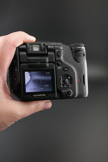 Olympus Digital Camera C-5060 Wide Zoom Flip Screen 5.1MP, Battery, Card & Bag