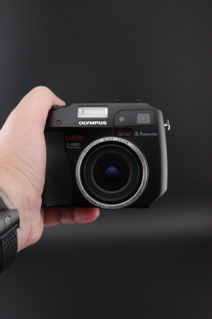 Olympus Digital Camera C-5060 Wide Zoom Flip Screen 5.1MP, Battery, Card & Bag