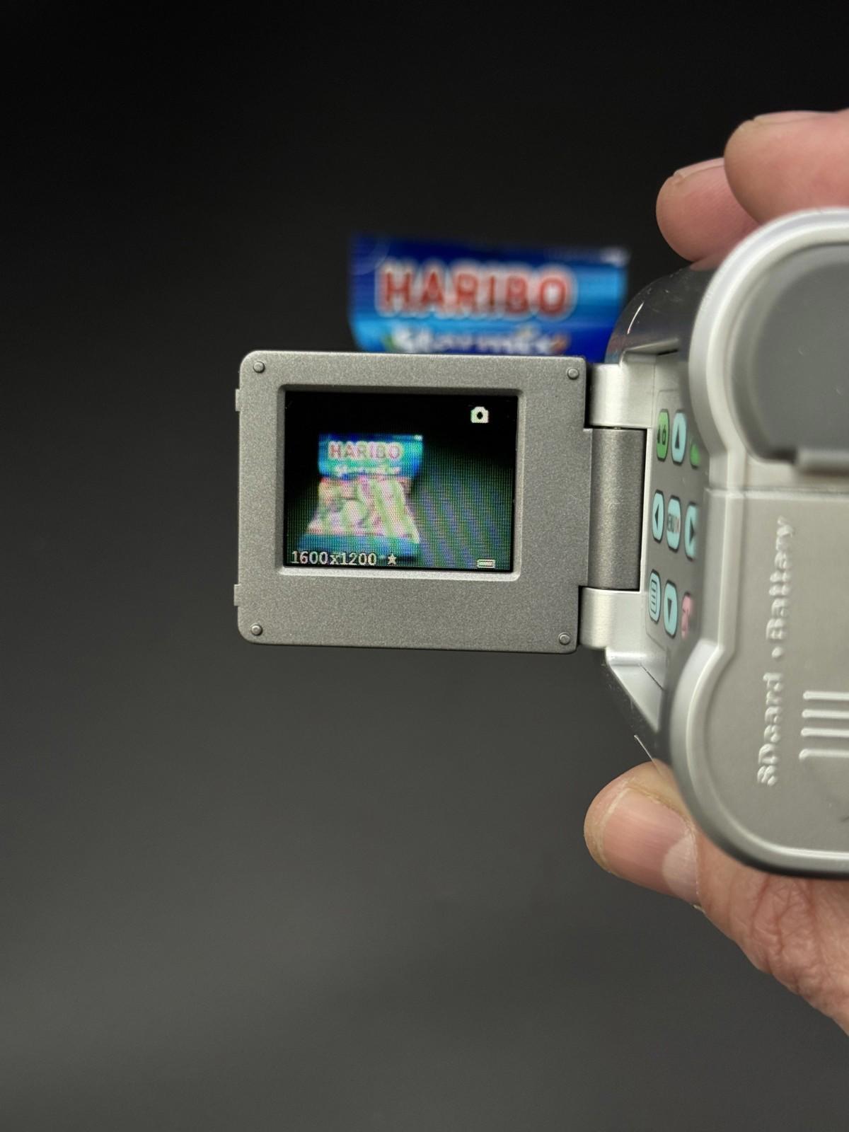 Boxded & Working Digigr8 DV182 Silver Compact Digital Video Camera + Batteries