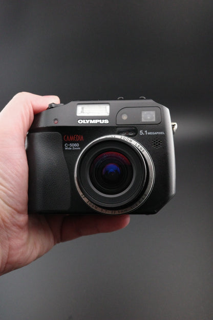 Olympus C-5060 Wide Zoom 5.1MP Digital Camera, 1GB Lexar CF Card & Bag - Working