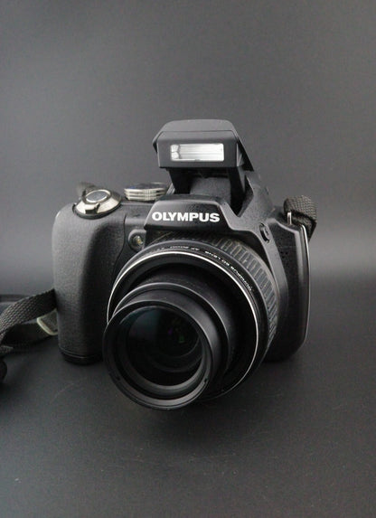 Olympus SP-565UZ 10MP CCD 20x Zoom Digital Camera + Batteries Tested & Working