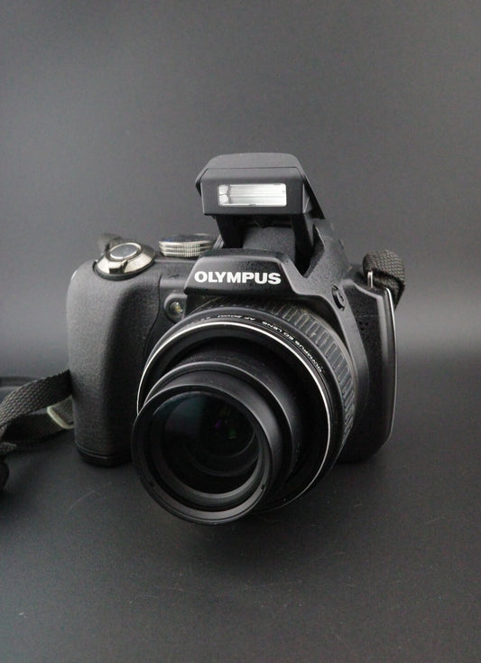Olympus SP-565UZ 10MP CCD 20x Zoom Digital Camera + Batteries Tested & Working