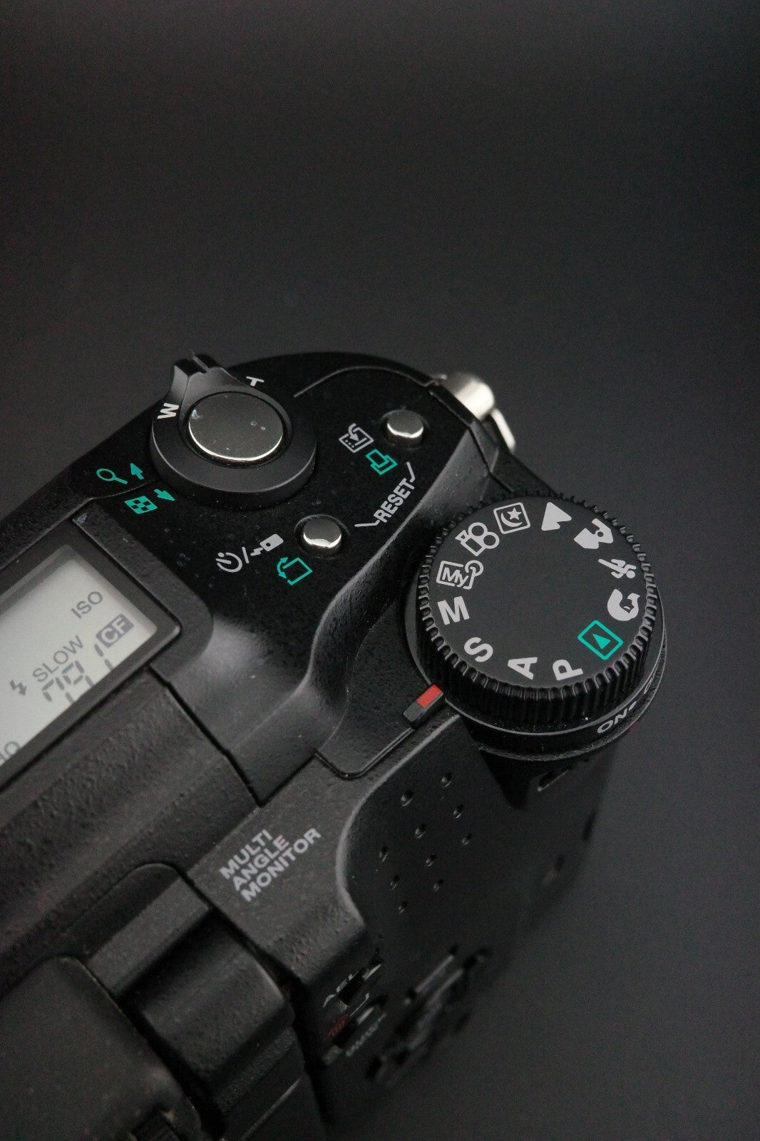 Olympus CAMEDIA C-5060 Retro 5.1MP Flip Screen Digital Camera + Card - Working