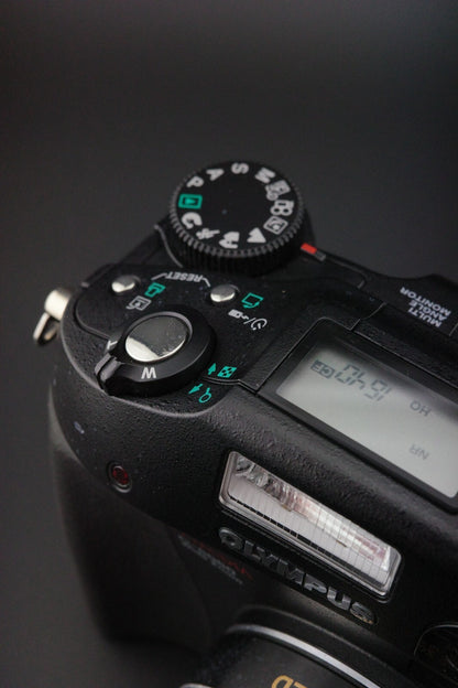 Olympus Camedia C-5060 Digital Camera 5.1MP + Card, Battery + Charger - Working